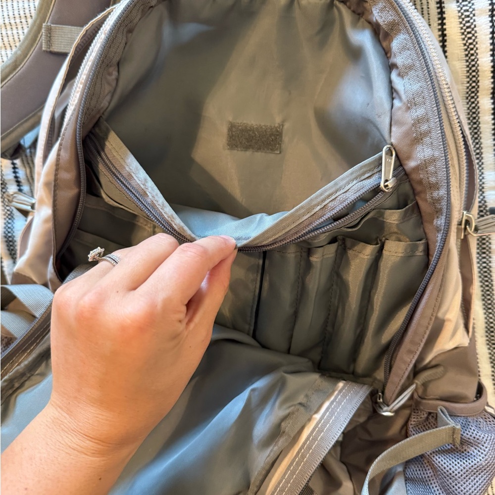 North Face Borealis Gray Backpack - Picture 5 of 8